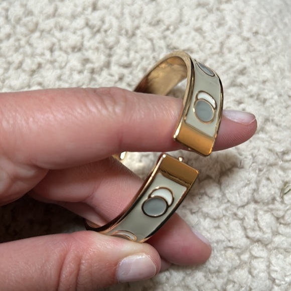 Clip bracket. - Picture 3 of 4